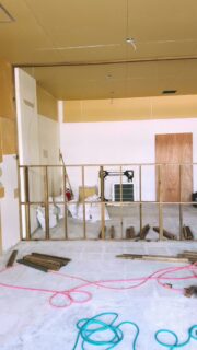 開設準備を進めている、うるま店。
10店舗目が形になってきました。

神は細部に宿る。

エリー訪問看護ステーションはどの事務所も
整理整頓を徹底しています。

事務所の設え、使い方ひとつ。
細部の丁寧さは、自分以外の誰かへの思いやり。
サービスの質に直結するものだと信じています。

沖縄中部エリア2拠点体制で、
より近く、よりフットワーク軽くうかがいます🛵

2026.5 OPEN
エリー訪問看護ステーションうるま

沖縄エリアのInstagramも開設しました📣
是非フォローお願いします！
@ellie_nursing_oki 

･
･
#神は細部に宿る
#訪問看護
#エリー訪問看護ステーション
#沖縄
#うるま市