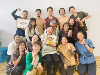 【 感じがいい 】

感じがいい人には、
信頼も、仕事も集まる。

新入職のオリエンテーションでは
いつもそんな話をしています。

感じの良さは
技術でも性格でもなく、行動習慣。

・身だしなみを整える
・自分から挨拶や声をかける
・相手の話を丁寧に聞く
・相手に伝わる言葉を選ぶ
・笑顔を向ける

「どう見せたいか」ではなく、
「どう感じてもらいたいか」

この姿勢を、
エリーの標準として変わらず続けていきたいです。

エリー訪問看護ステーション 🛵.
@ellie_nursing
@ellie_nursing_recruit
@ellie_nursing_chigasaki 

.
.
#エリー訪問看護ステーション
#茅ヶ崎
#藤沢
#鎌倉
#黄色いバイク